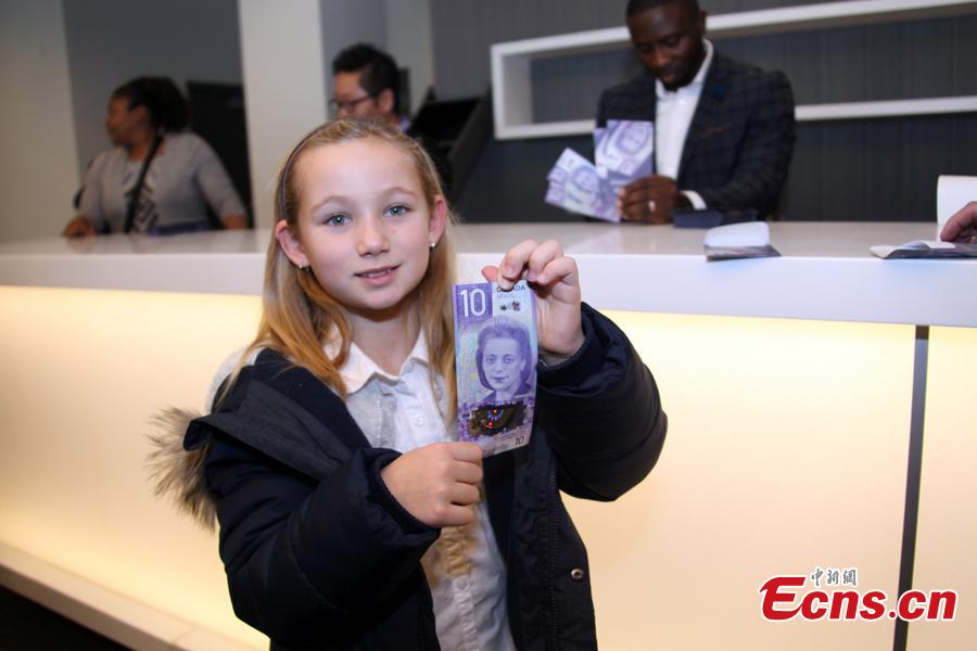 A girl holds a $10 banknote featuring Viola Desmond in Toronto, Canada, Nov. 19, 2018. The banknote is the first vertically oriented bill in Canada and the first regularly circulating banknote to feature a Canadian woman, civil rights advocate Viola Desmond, on the front. (Photo: China News Service/Yu Dongrui)