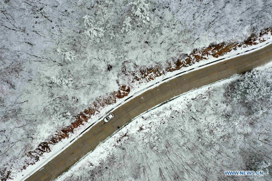 Aerial photo taken on Nov. 18, 2018 shows snow scenery at Dayangpo Village in Longping Town, Baokang County, central China\'s Hubei Province. (Xinhua/Yang Tao)
