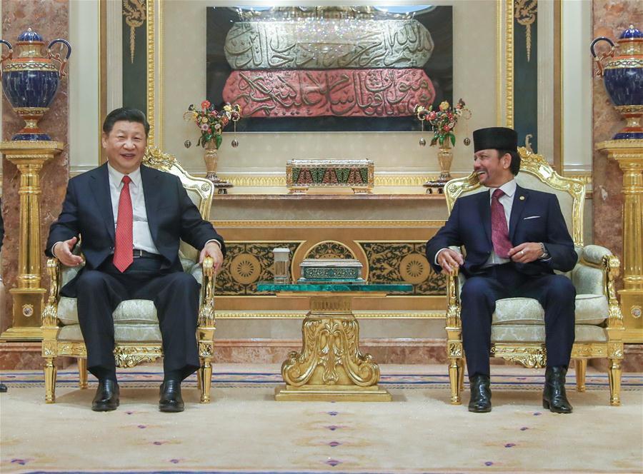 Chinese President Xi Jinping (L) holds talks with Brunei\'s Sultan Haji Hassanal Bolkiah in Bandar Seri Begawan, Brunei, Nov. 19, 2018. (Xinhua/Ju Peng)