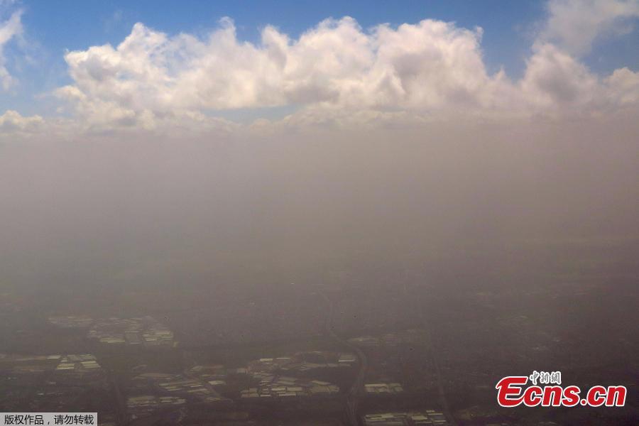Clouds can be seen above a dust storm as it descends upon the city of Sydney in Australia, November 22, 2018. Picture taken through the window.   (Photo/Agencies)
