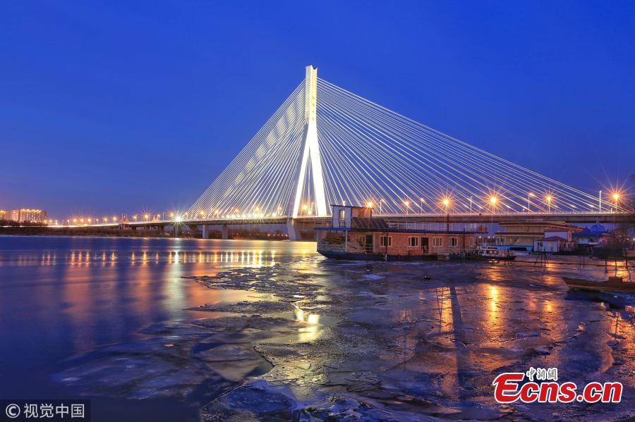 The photo shows the partially frozen Songhua River in Harbin, northeast China\'s Heilongjiang province, Nov. 22 2018. The river began freezing up due to temperature plummeting recently. (Photo/VCG)