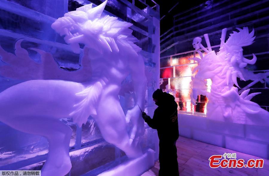 An artist carves an ice sculpture at the Bruges Ice Sculpture Festival and The World\'s First Digital Ice Art Museum in Bruges, Belgium, November 22, 2018. (Photo/Agencies)