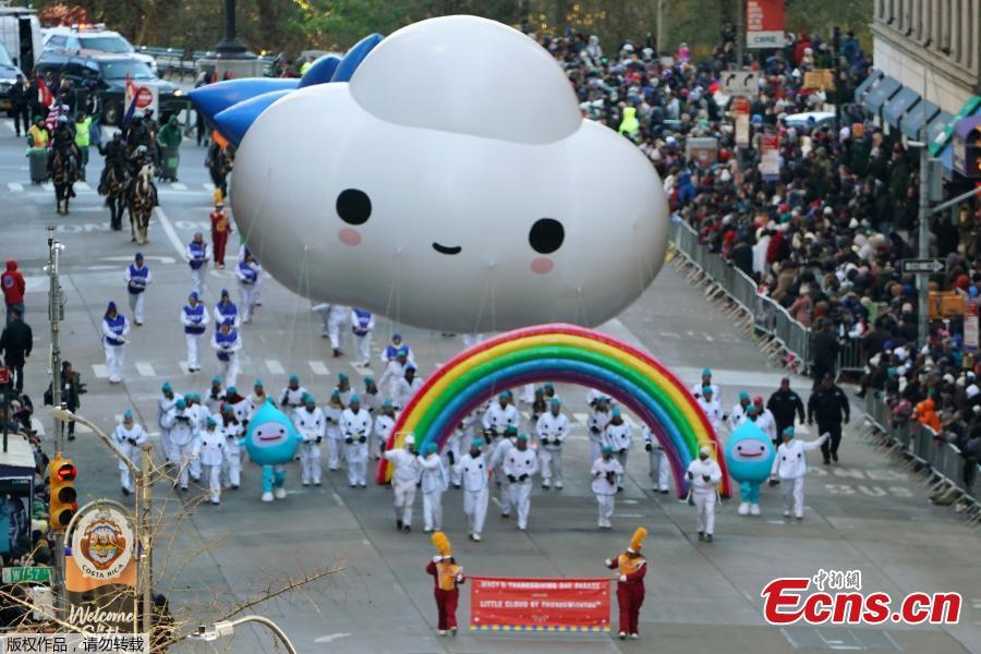 Despite frigid cold and strong winds, millions of people from New York and around the world lined the streets of Manhattan to watch the dazzling display of balloons and floats at the 92nd annual Macy\'s Thanksgiving Day Parade on Thursday,Nov. 22, 2018. Many spectators, huddled under blankets and behind guardrails, have  waited for hours at the 77 St./ Central Park West where the three-hour annual spectacle kicked off at 9 a.m. (1400 GMT).(Photo/Agencies)