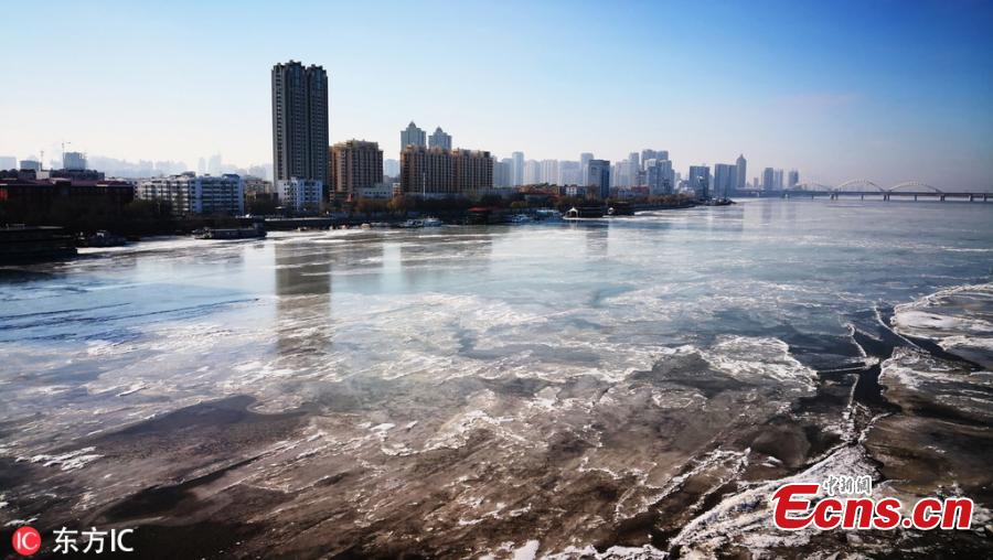 A winter swimming enthusiast broke the ice and jumped into the Songhua River to start his winter swimming season in Harbin, Northeast China\'s Heilongjiang province, on Nov 23, 2018. Hundreds of winter swimming enthusiasts swim in the river every year. (Photo/VCG)