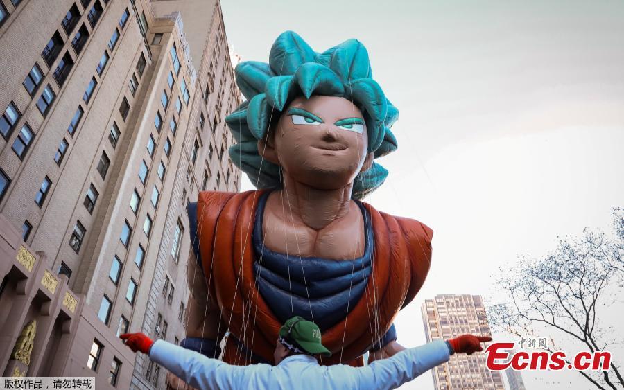 Despite frigid cold and strong winds, millions of people from New York and around the world lined the streets of Manhattan to watch the dazzling display of balloons and floats at the 92nd annual Macy\'s Thanksgiving Day Parade on Thursday,Nov. 22, 2018. Many spectators, huddled under blankets and behind guardrails, have  waited for hours at the 77 St./ Central Park West where the three-hour annual spectacle kicked off at 9 a.m. (1400 GMT).(Photo/Agencies)
