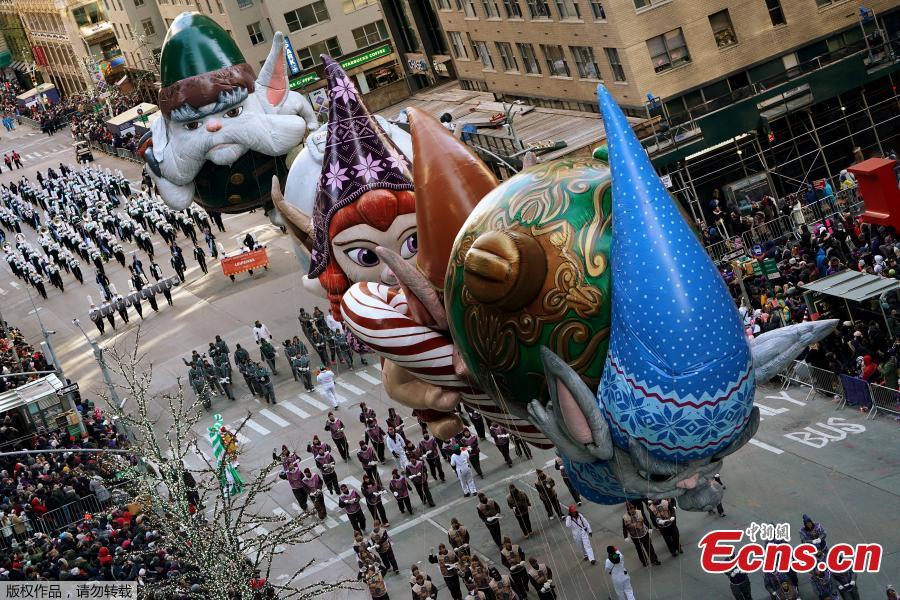 Despite frigid cold and strong winds, millions of people from New York and around the world lined the streets of Manhattan to watch the dazzling display of balloons and floats at the 92nd annual Macy\'s Thanksgiving Day Parade on Thursday,Nov. 22, 2018. Many spectators, huddled under blankets and behind guardrails, have  waited for hours at the 77 St./ Central Park West where the three-hour annual spectacle kicked off at 9 a.m. (1400 GMT).(Photo/Agencies)