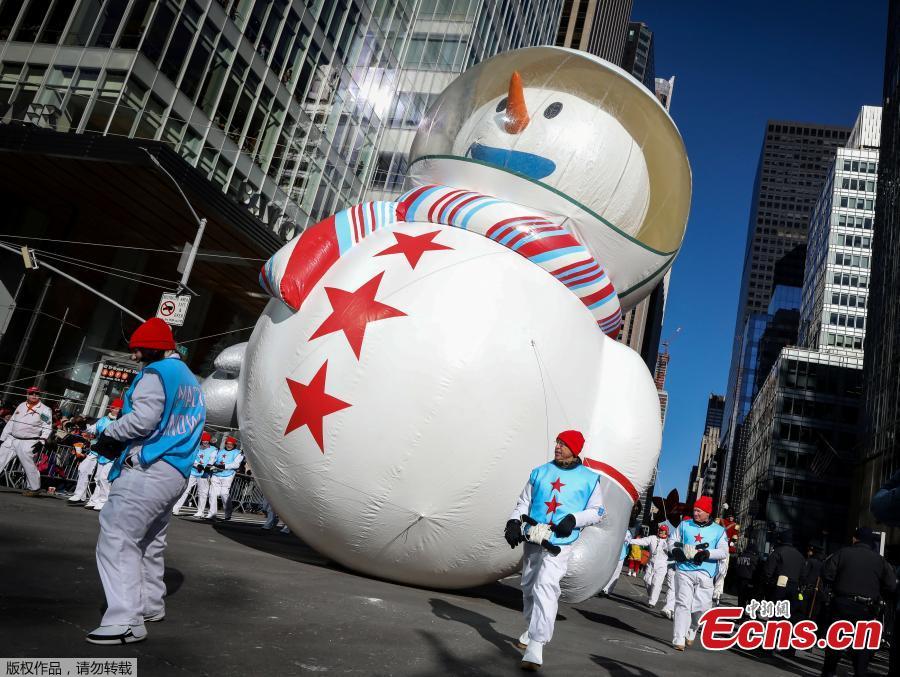 Despite frigid cold and strong winds, millions of people from New York and around the world lined the streets of Manhattan to watch the dazzling display of balloons and floats at the 92nd annual Macy\'s Thanksgiving Day Parade on Thursday,Nov. 22, 2018. Many spectators, huddled under blankets and behind guardrails, have  waited for hours at the 77 St./ Central Park West where the three-hour annual spectacle kicked off at 9 a.m. (1400 GMT).(Photo/Agencies)