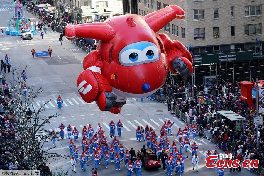 Despite frigid cold and strong winds, millions of people from New York and around the world lined the streets of Manhattan to watch the dazzling display of balloons and floats at the 92nd annual Macy\'s Thanksgiving Day Parade on Thursday,Nov. 22, 2018. Many spectators, huddled under blankets and behind guardrails, have  waited for hours at the 77 St./ Central Park West where the three-hour annual spectacle kicked off at 9 a.m. (1400 GMT).(Photo/Agencies)