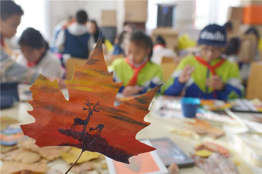 Students create leaf art during class at a primary school in Qingdao, East China\'s Shandong Province.  (Photo/Asianewsphoto)