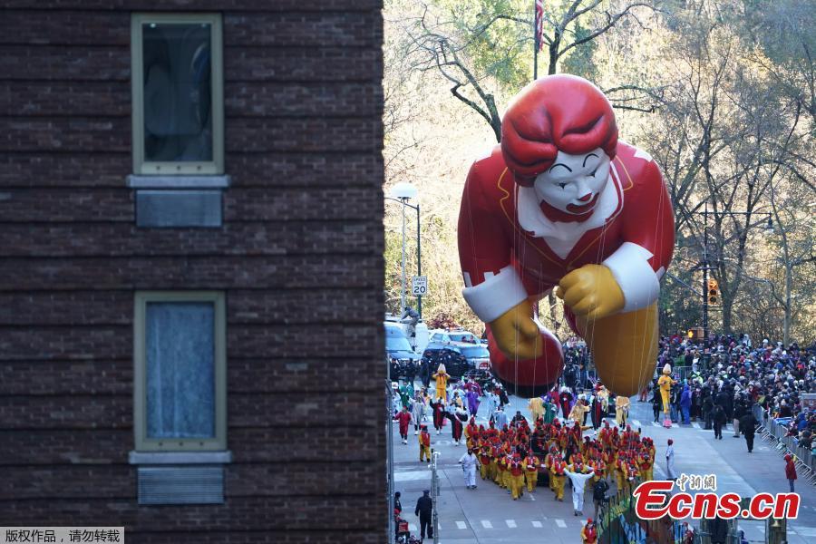 Despite frigid cold and strong winds, millions of people from New York and around the world lined the streets of Manhattan to watch the dazzling display of balloons and floats at the 92nd annual Macy\'s Thanksgiving Day Parade on Thursday,Nov. 22, 2018. Many spectators, huddled under blankets and behind guardrails, have  waited for hours at the 77 St./ Central Park West where the three-hour annual spectacle kicked off at 9 a.m. (1400 GMT).(Photo/Agencies)