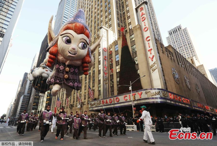 Despite frigid cold and strong winds, millions of people from New York and around the world lined the streets of Manhattan to watch the dazzling display of balloons and floats at the 92nd annual Macy\'s Thanksgiving Day Parade on Thursday,Nov. 22, 2018. Many spectators, huddled under blankets and behind guardrails, have  waited for hours at the 77 St./ Central Park West where the three-hour annual spectacle kicked off at 9 a.m. (1400 GMT).(Photo/Agencies)