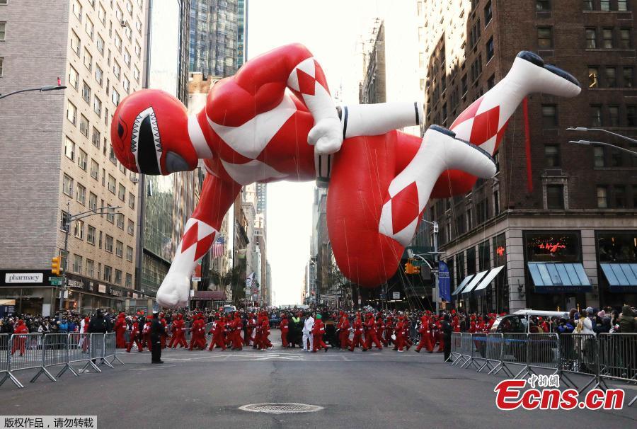 Despite frigid cold and strong winds, millions of people from New York and around the world lined the streets of Manhattan to watch the dazzling display of balloons and floats at the 92nd annual Macy\'s Thanksgiving Day Parade on Thursday,Nov. 22, 2018. Many spectators, huddled under blankets and behind guardrails, have  waited for hours at the 77 St./ Central Park West where the three-hour annual spectacle kicked off at 9 a.m. (1400 GMT).(Photo/Agencies)