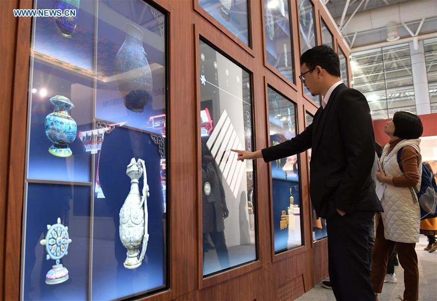 Visitors try 3-D interactive screen in the 8th Chinese Museums and Relevant Products and Technologies Exposition (MPT-Expo) in Fuzhou, capital of southeast China\'s Fujian Province, Nov. 23, 2018. (Xinhua/Li He)