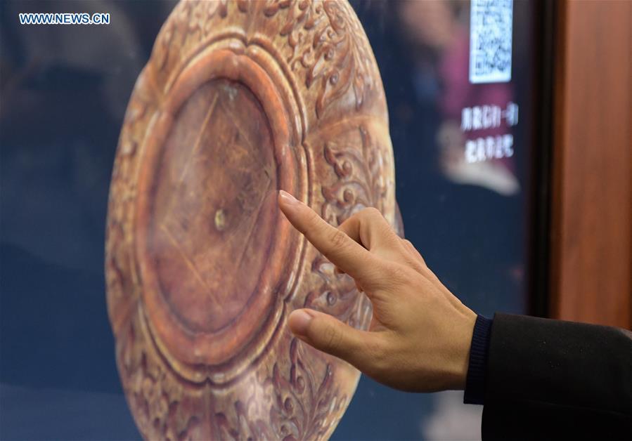 A visitor tries a 3-D interactive screen in the 8th Chinese Museums and Relevant Products and Technologies Exposition (MPT-Expo) in Fuzhou, capital of southeast China\'s Fujian Province, Nov. 23, 2018. (Xinhua/Li He)