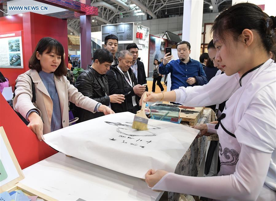 Workers demonstrate wood block printing techniques in the 8th Chinese Museums and Relevant Products and Technologies Exposition (MPT-Expo) in Fuzhou, capital of southeast China\'s Fujian Province, Nov. 23, 2018. (Xinhua/Li He)