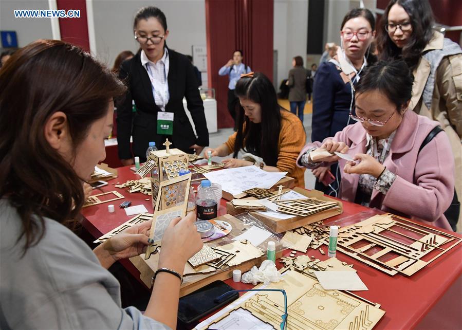 Visitors try a cardboard game in the 8th Chinese Museums and Relevant Products and Technologies Exposition (MPT-Expo) in Fuzhou, capital of southeast China\'s Fujian Province, Nov. 23, 2018. (Xinhua/Li He)