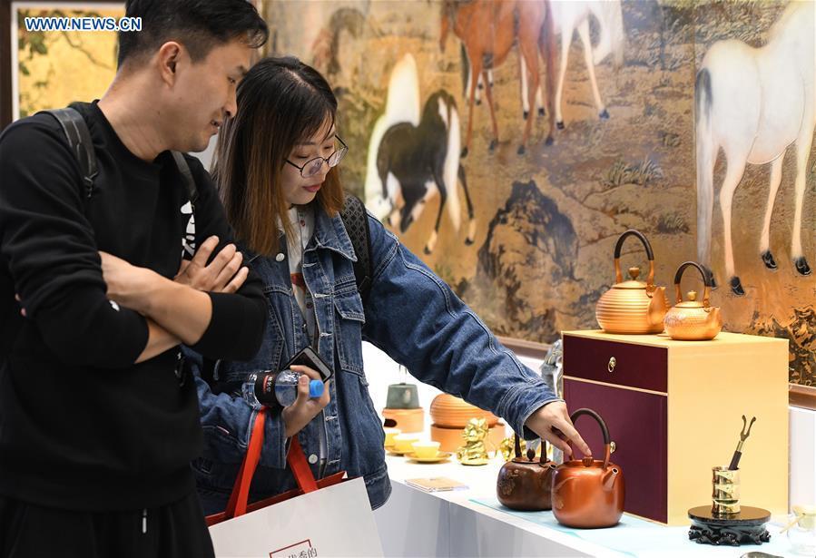 Visitors look at exhibits in the 8th Chinese Museums and Relevant Products and Technologies Exposition (MPT-Expo) in Fuzhou, capital of southeast China\'s Fujian Province, Nov. 23, 2018. (Xinhua/Li He)