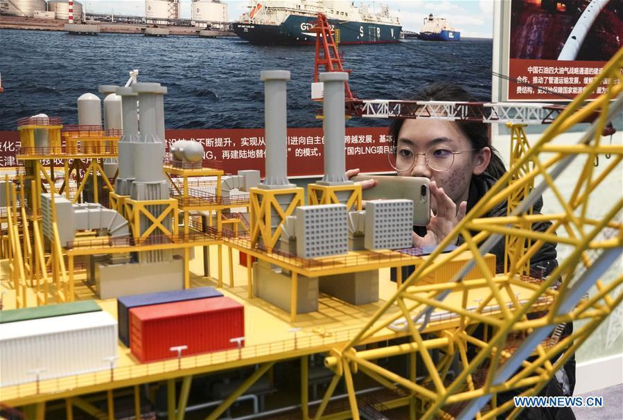 A visitor looks at the model of drilling platform in Liwan 3-1 gas field during a major exhibition to commemorate the 40th anniversary of China\'s reform and opening-up at the National Museum of China in Beijing, capital of China, Nov. 24, 2018. (Xinhua/Yin Gang)