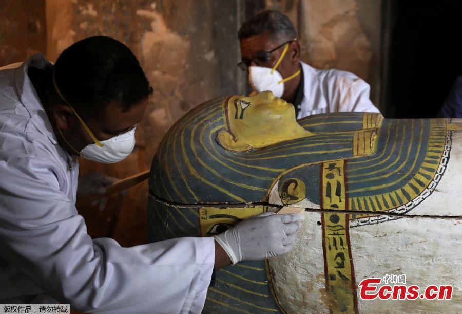 Archaeologists remove the cover of an intact sarcophagus inside the tomb TT33 in Luxor, Egypt November 24, 2018. (Photo/VCG)

A new ancient tomb is unveiled in the Theban necropolis of Al-Assasif in the southern city of Luxor, Egypt, on Nov. 24. The tomb dates back to the Middle Kingdom, which spanned the 11th and 12th dynasties, and is the burial site of nobles and senior officials close to the pharaohs. Among the findings in the tomb are sarcophagi, statues and some funerary figurines called \