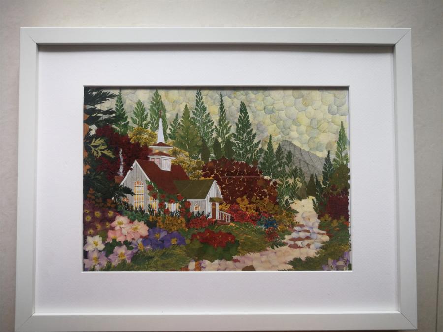 An artwork made of pressed flower by Liu Xianghuan. (Photo provided to chinadaily.com.cn)

In the past 22 years, Liu Xianghuan has created numerous exquisite pressed flower artworks, some of which have won national and international awards.

Liu, 57, a teacher from Northeast Forestry University, started her study on pressed flower art in 1996 when she tried to retain the color of a fallen leave via mineral acid occasionally.