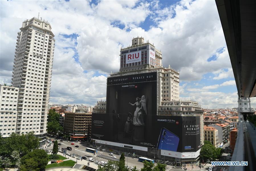 Photo taken on June 12, 2018 shows a scaffold banner advertising Huawei P20 Pro outside a building in Madrid, Spain. More and more Spanish consumers accept Chinese high-tech brands, which now can be seen in daily life across Spain. (Xinhua/Guo Qiuda)