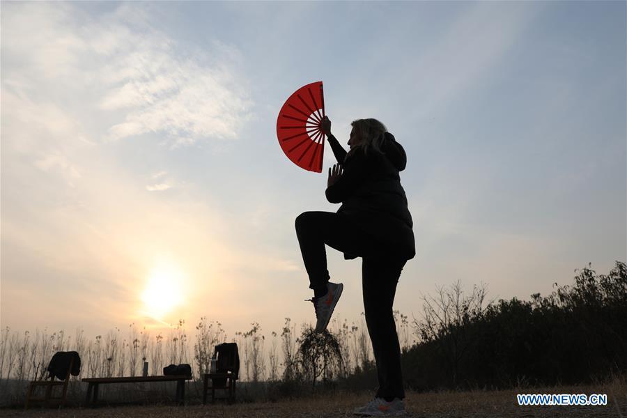 Ana Fidalgo practices Taiji fan in Chenjiagou Village of Wenxian County, central China\'s Henan Province, Nov. 25, 2018. Ana, who comes from Sao Paulo, Brazil, loves Chinese culture, and is a fan of Taiji. It\'s the third time that she comes to Chenjiagou Village to study Taiji. She has taught what she has learned in China in her hometown when coming back to Brazil in recent years, hoping to benefit more people. (Xinhua/Xu Hongxing)