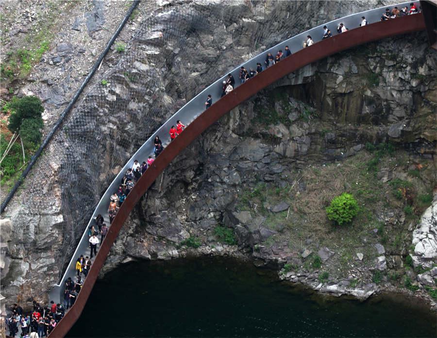 People walk on a plank road of the garden.  (Photo provided to chinadaily.com.cn)