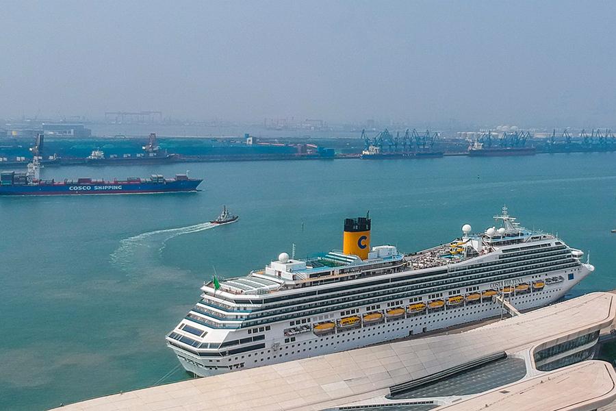 A cruiser docks at the Dongjiang Free Trade Port Zone of the Tianjin Binhai New Area. (Photo provided to China Daily)

Geographical distribution of free trade zones has far-reaching impact on China\'s economic growth 

As China\'s online shopping frenzy kicked off on Nov. 11, logistics workers braced themselves for the rush.

Luckily, this year, workers in North China\'s largest e-commerce automated warehouse, in the Dongjiang Free Trade Port Zone of the Tianjin Binhai New Area, have a secret weapon.

\