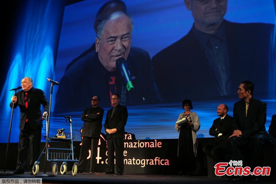 Italian director Bernardo Bertolucci, left, receives a Golden Lion as a special award to mark the 75th anniversary from the birth of the Venice Film Festival at its 64th edition in Venice,Italy, Saturday, Sept. 8, 2007.  (Photo/Agencies)