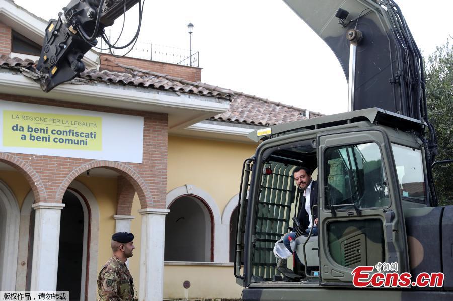 Italy\'s interior minister Matteo Salvini takes part in the demolition of a villa built illegally by an alleged mafia family in Rome, Italy November 26, 2018. (Photo/Agencies)