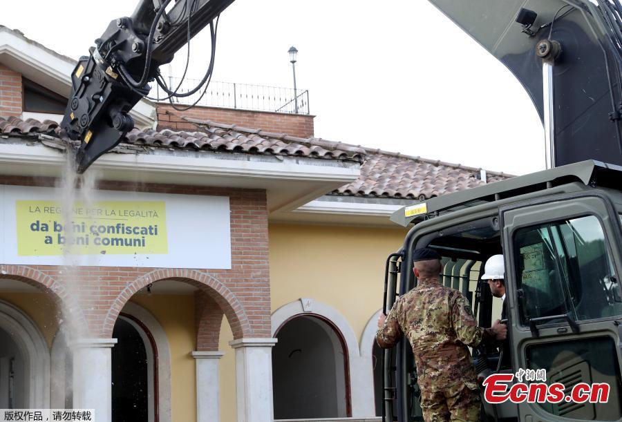 Italy\'s interior minister Matteo Salvini takes part in the demolition of a villa built illegally by an alleged mafia family in Rome, Italy November 26, 2018. (Photo/Agencies)
