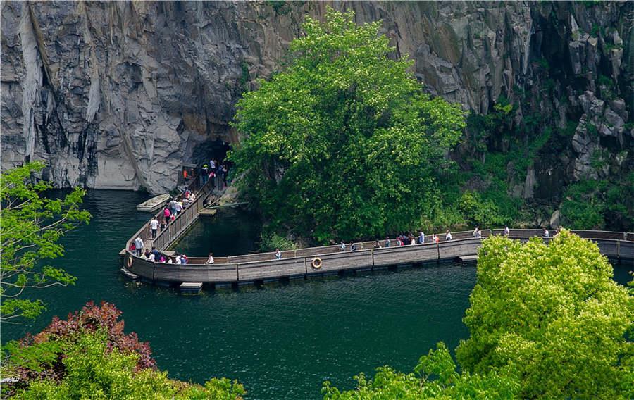 The pontoon and cave of the quarry garden project. (Photo provided to chinadaily.com.cn)
Shanghai Chenshan Botanical Garden\'s Quarry Garden project has won a prestigious landscape practice award in London.

Designed by Prof. Zhu Yufan from Tsinghua University, the quarry garden received the Dame Sylvia Crowe Award for Outstanding International Contribution to People, Place & Nature on Nov 22. This is the first time the Landscape Institute (LI) has given an award to individuals and organizations outside of Britain.

Founded in 1929, the LI Awards are presented to landscape professionals every year by the royal-chartered professional body for landscape architects.
