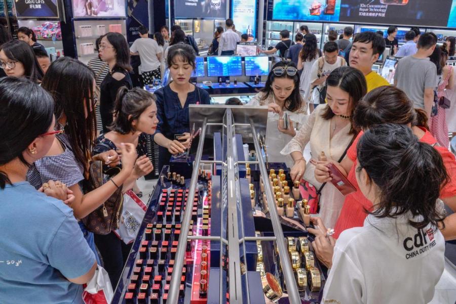 Tourists buy goods at a duty-free shop in Sanya, Hainan Province, on Oct. 4. (Photo/China News Service)
China\'s FTZs (2013-18)－five years of milestones 

?Sept. 29, 2013: China establishes its first pilot FTZ in Shanghai, a global financial hub.

?Sept. 30, 2013: China first pilots a \