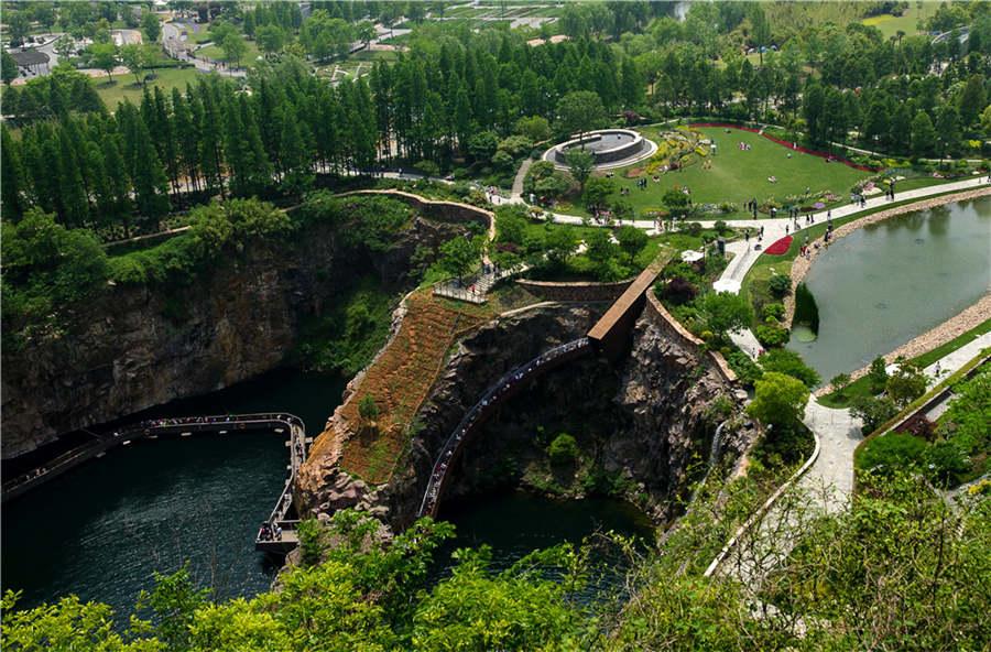 A bird\'s eye view of the quarry garden. (Photo provided to chinadaily.com.cn)

Judges praised the Shanghai Chenshan Botanical Garden ? Quarry Garden Project as \