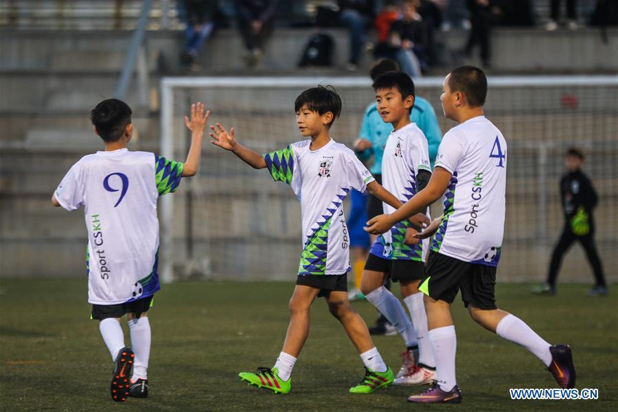 Xu Tianze (2nd L) celebrates with teammates after scoring during a match against Club Sistrells in Badalona, Province of Barcelona, Spain, Nov. 24, 2018. Spain has a mature football industry which attracts many young Chinese football lovers. The Sport CSKH, founded by an overseas Chinese in Barcelona, has been a bridge linking Chinese young football players with Spanish football culture. (Xinhua/Zheng Huansong)