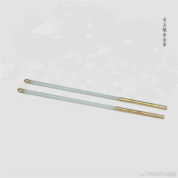 A pair of chopsticks made of gray jade inlaid with pink gold.  (Photo/Official Weibo account of the Palace Museum)
