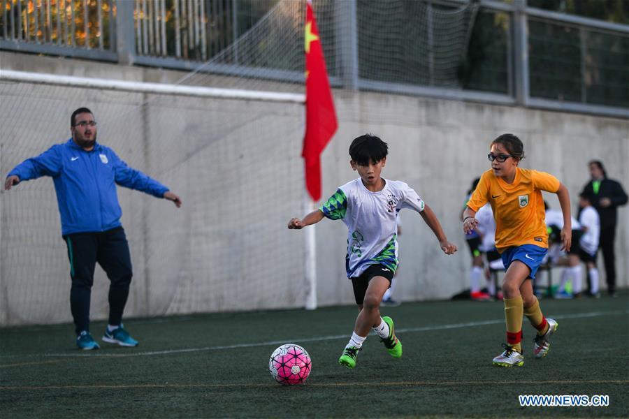 Xu Tianze (C) drives the ball during a match against Club Sistrells in Badalona, Province of Barcelona, Spain, Nov. 24, 2018. Spain has a mature football industry which attracts many young Chinese football lovers. The Sport CSKH, founded by an overseas Chinese in Barcelona, has been a bridge linking Chinese young football players with Spanish football culture. (Xinhua/Zheng Huansong)