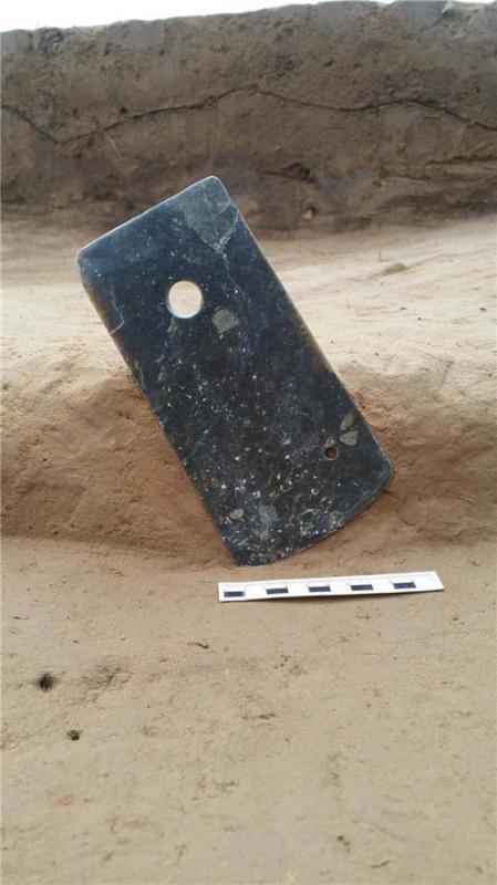 A jade ware piece unearthed at the Lushanmao historic relics site.  (Photo provided to chinadaily.com.cn)