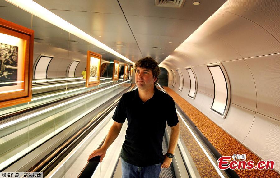 File photo:Stephen Hillenburg, creator of the popular animated series Spongebob Squarepants walks along an underpass in Singapore, January 28, 2005.  (Photo/Agencies)