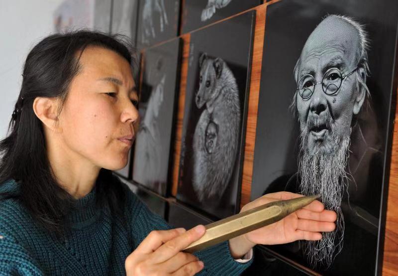 Fang Shiying wipes one of her slate \