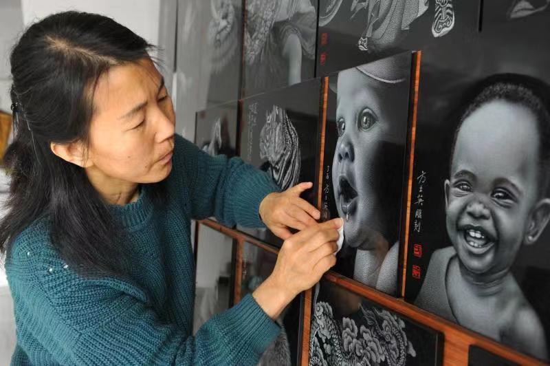 Fang Shiying modifies one of her slate \