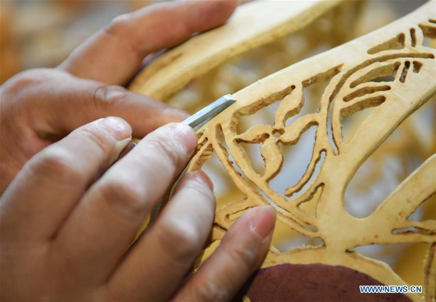Wang Guowei carves gourd handicraft at his studio in Tieling, northeast China\'s Liaoning Province, Nov. 26, 2018. Wang Guowei who is adept in painting was awarded provincial-level handicraft master title for producing exquisite gourd handicrafts with vivid images. (Xinhua/Long Lei)