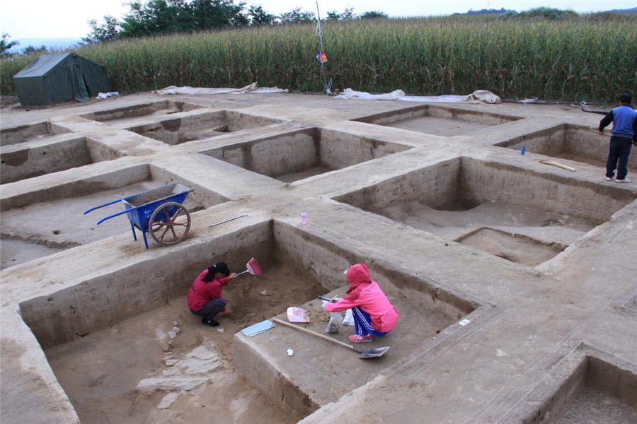 Archaeologists work at the the Lushanmao historic relics site in the Baota district of Yan\'an city, Northwest China\'s Shaanxi Province.  (Photo provided to chinadaily.com.cn)
