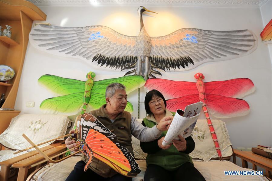 Fu Xianming and his wife discuss kites making techniques in Shijiazhuang, capital of north China\'s Hebei Province, Nov. 21, 2018. Fu Xianming, a 66-year-old craftsman, has devoted himself in kites making for 20 years. Fu and his wife have made more than 1,500 kites of various shapes since 1998. (Xinhua/Zhang Haiqiang)