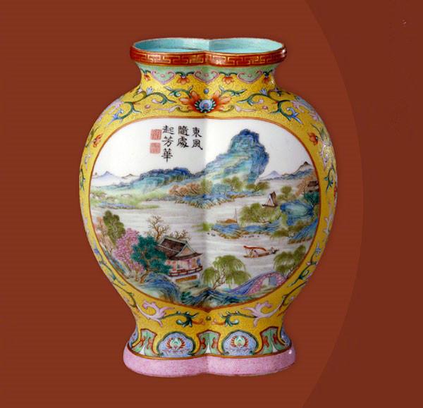 A yellow-ground famille-rose paired vase painted with landscape paintings from the Qianlong Period of the Qing Dynasty (1644-1911).  (Photo/Official Weibo account of the Palace Museum)