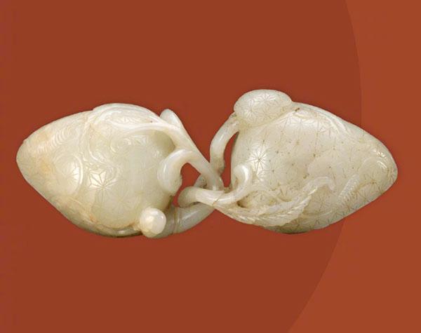 A gray jade paired litchi box from the Ming Dynasty (1368-1644).  (Photo/Official Weibo account of the Palace Museum)

In the chilly winter, holding your lover\'s hands will surely warm your body and heart. In celebration of winter, the Palace Museum in Beijing has shared a range of photos featuring paired utensils with netizens on the micro blog Sina Weibo. The utensils in paired form usually symbolize fineness and bring a sense of warmth. Let\'s take a look at the paired utensils from the museum\'s collection.