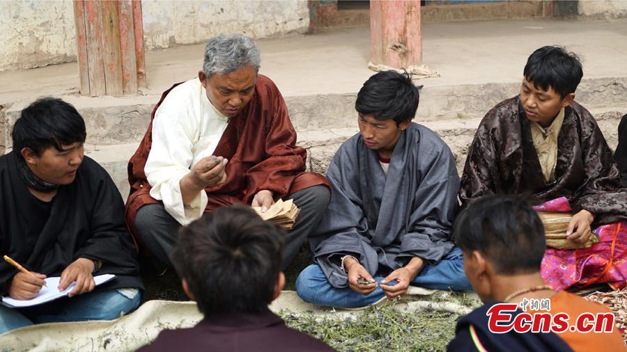 A traditional Tibetan physician teaches students how to identify medicinal herbs.  The 13th session of the UNESCO Intergovernmental Committee for the Safeguarding of the Intangible Cultural Heritage inscribed Lum medicinal bathing of Sowa Rigpa onto the Representative List of the Intangible Cultural Heritage of Humanity, at a convention held in Port Louis, capital of the Republic of Mauritius, Nov. 28, 2018.(Photo provided by the National Center for the Safeguarding of the Intangible Cultural Heritage in China)