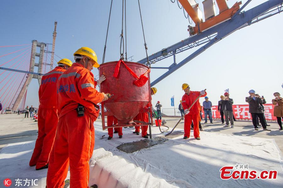 Workers are seen at the construction site of the Poyang Lake No. 2 Bridge in east China\'s Jiangxi Province, Nov. 28, 2018.The closure of the main project of the Poyang Lake No. 2 Bridge, which links Duchang County and Lushan City in Jiangxi, was completed on Wednesday.（Photo/IC）