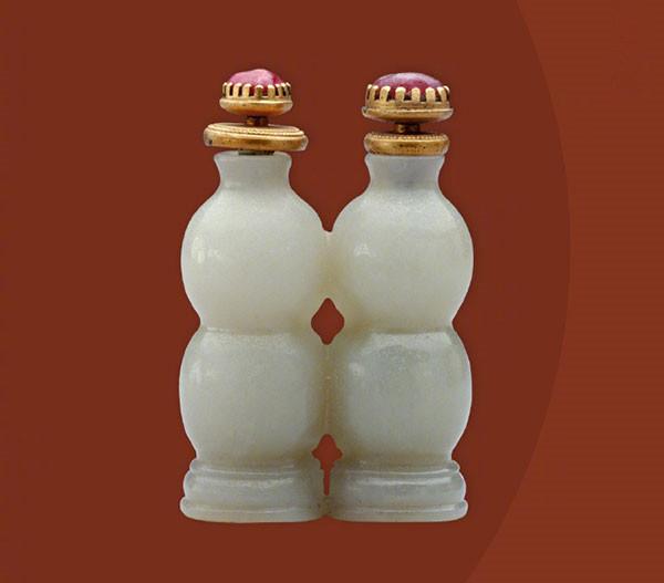 A gray jade paired snuff bottle in the shape of gourd from the Qianlong Period of the Qing Dynasty.  (Photo/Official Weibo account of the Palace Museum)