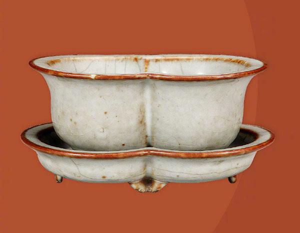 A Guan-type paired casket in the shape of flowerpot from the Qianlong Period of the Qing Dynasty.  (Photo/Official Weibo account of the Palace Museum)